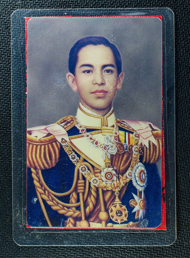 25Oct25 (58)ap.jpg - รูปภาพพร้อมผ้ายันต์มหาลาภ เงินขวัญถุง กรมหลวงชุมพร เขตอุดมศักดิ์ รุ่นประสบการณ์ ฮ. ตก ปี2536 พิธีปลุกเสก ณ วิหารหลวงพ่ออี๋ วัดสัตหีบ จ.ชลบุรี หลววพ่อค [..] | https://kamulet.in.th